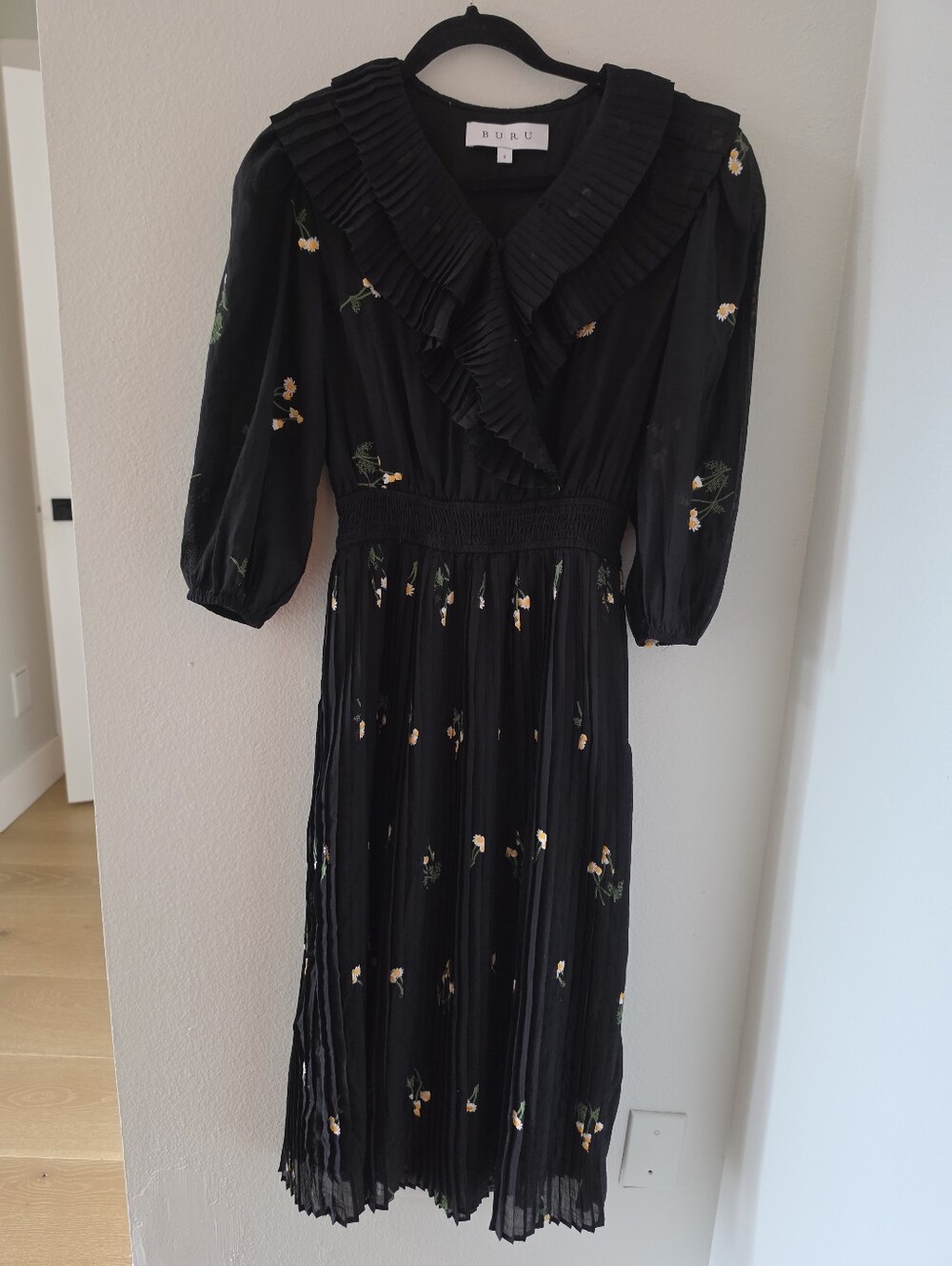 Buru Black Dasiy Pleated Midi Dress Small